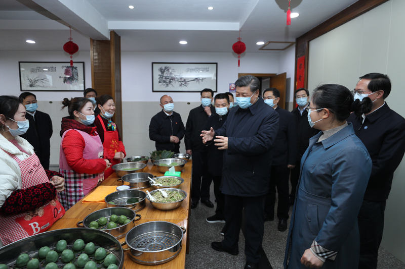 3月29日至4月1日,中共中央总书记、国家主席、中央军委主席习近平在浙江考察。这是3月30日,习近平在湖州市安吉县天荒坪镇余村了解农家乐经营和特色农产品销售情况。