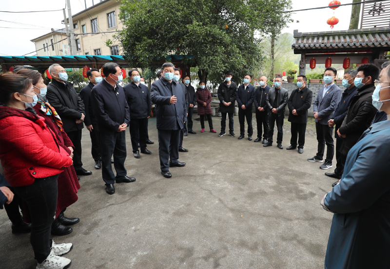 3月29日至4月1日，中共中央总书记、国家主席、中央军委主席习近平在浙江考察。这是3月30日，习近平在湖州市安吉县天荒坪镇余村同老村支书和返乡创业村民代表拉家常。